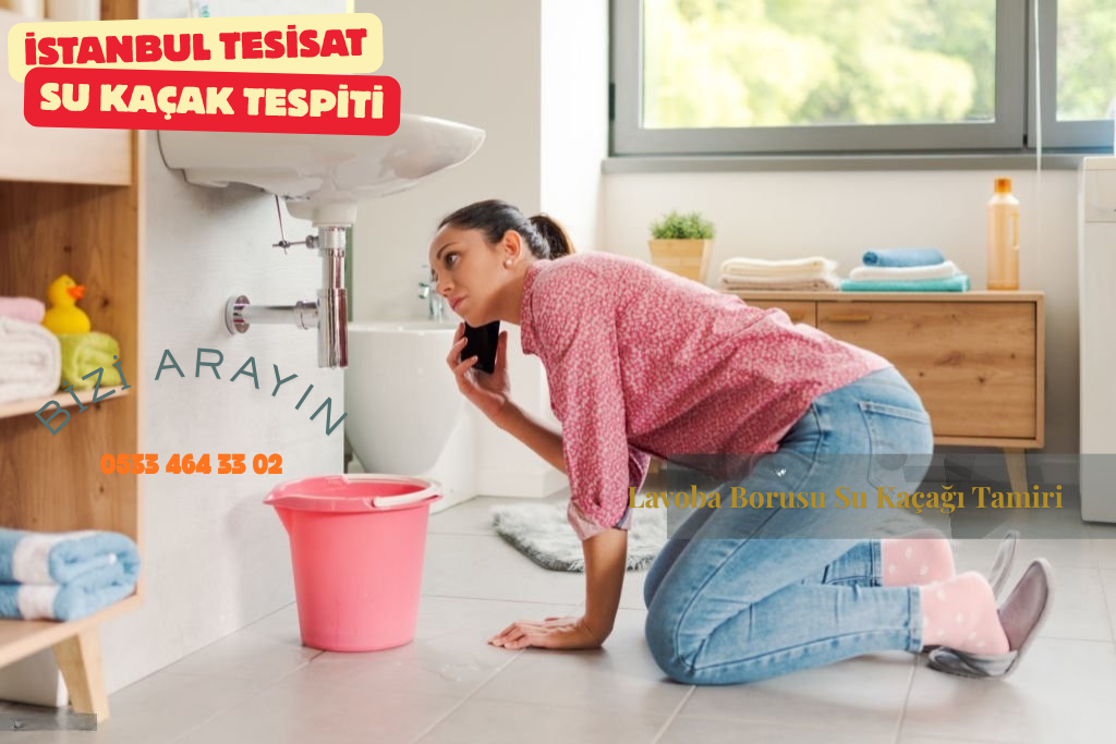 Kadın musluk altındaki zeminde su kaçak tespiti için telefonla arayışta